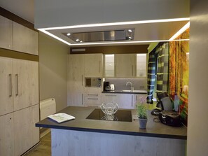 Fridge, microwave, oven, stovetop - Detached, Cosy Holiday Home With Sauna in a Wooded Area (Stoumont)