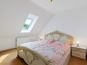 2 phòng ngủ, trang bị nội thất với thiết kế riêng biệt, bộ trải giường 