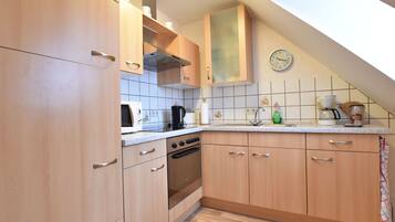 Comfort Apartment, 1 Bedroom | Private kitchen | Fridge, microwave, oven, coffee/tea maker