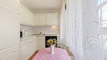 Classic Apartment, 1 Bedroom | Private kitchen | Fridge, microwave, oven, coffee/tea maker