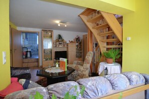 Classic House, 2 Bedrooms | Living room
