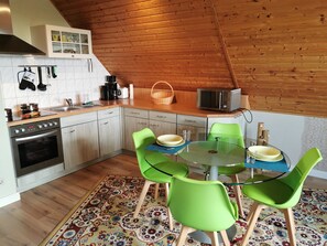 Classic Apartment, 2 Bedrooms | Dapur peribadi | Peti sejuk, ketuhar, pembancuh kopi/teh, cerek elektrik 