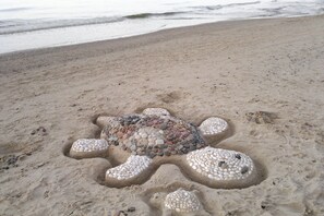 A turtle-shaped sand sculpture on a beach. - Spacious Appartment in Wilhelmshof Near Lake (Usedom)