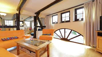 Comfort Apartment, 3 Bedrooms | Living room | DVD player