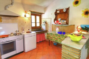 Classic House, 5 Bedrooms | Private kitchen | Fridge, oven, stovetop, dishwasher