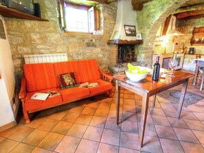 Classic House, 5 Bedrooms | Living room | Fireplace