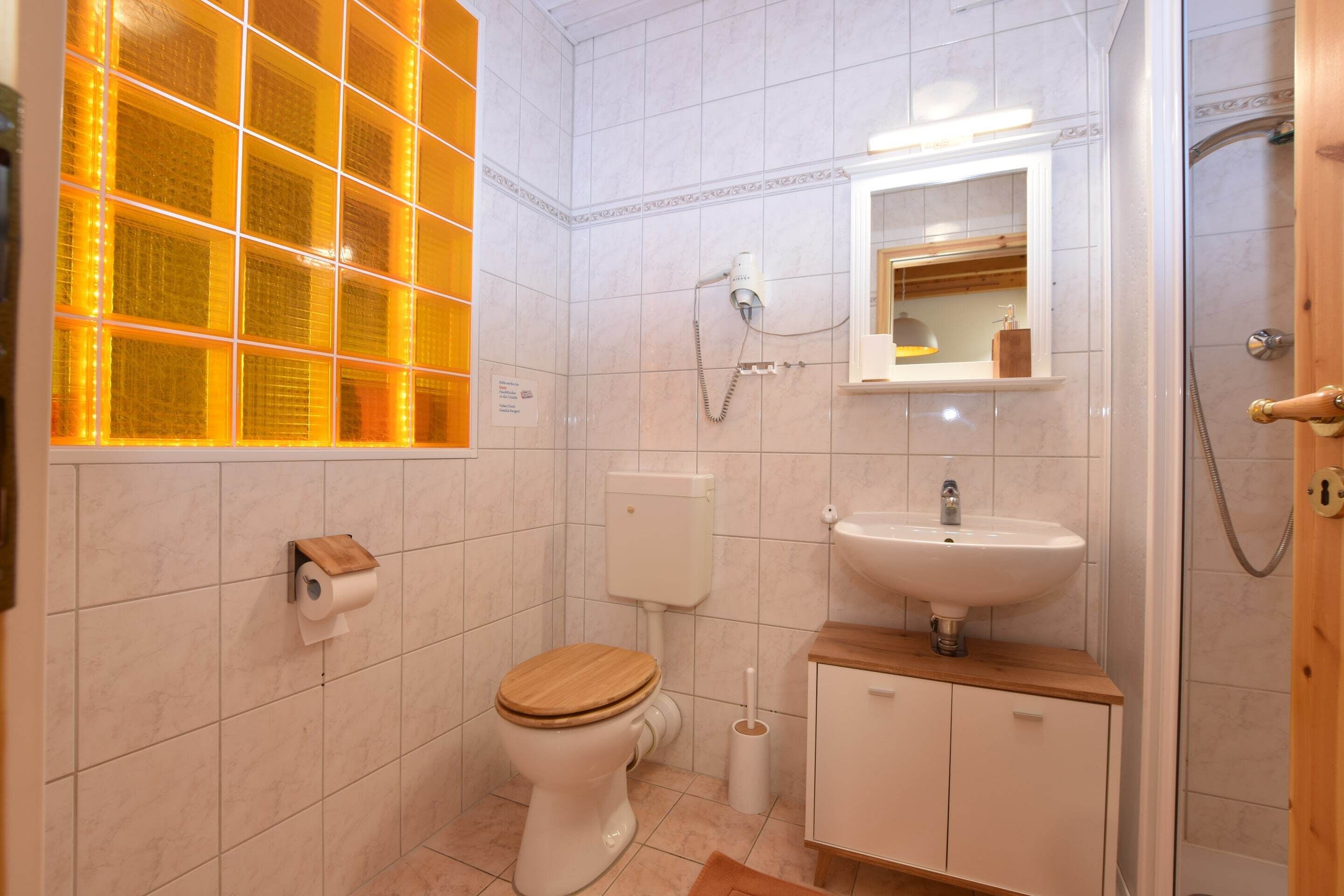 Ein Badezimmer mit Toilette, Waschbecken und Dusche.