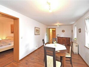 Classic Apartment, 2 Bedrooms | Dining