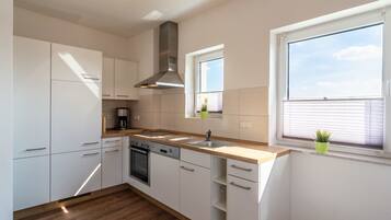 Fridge, oven, dishwasher, coffee/tea maker