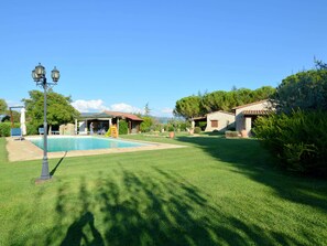 Classic Cottage, 3 Bedrooms | Garden