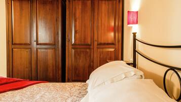 2 kamar tidur dan dilengkapi dengan perabotan berbeda-beda