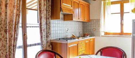 Classic Cottage, 3 Bedrooms | Private kitchen | Fridge