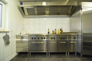 Comfort House, 6 Bedrooms | Private kitchen | Microwave, stovetop, coffee/tea maker