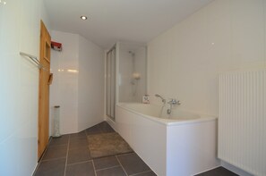 Bathtub - Pleasant Holiday Home in Kemmenau With Sauna (Bad Ems)