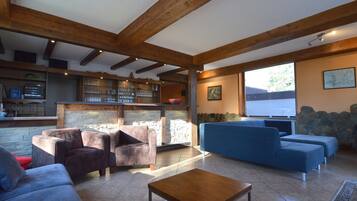 Classic House, 6 Bedrooms | Living room