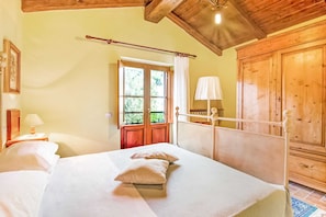 10 quartos, individualmente mobiliados, roupa de cama