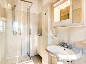 Deluxe House, 3 Bedrooms | Bathroom | Shower