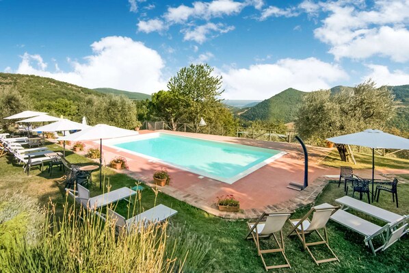 Una piscina techada, una piscina al aire libre