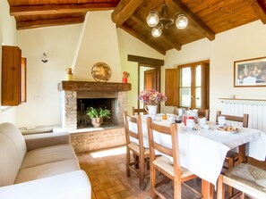 Hus – deluxe, 3 soverom | Oppholdsrom | Peis