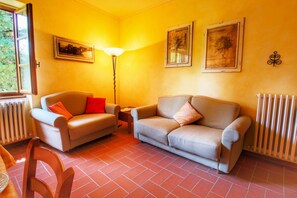 Classic House, 3 Bedrooms | Living room | Fireplace