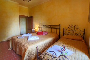 2 camere, con arredamento individuale, lenzuola