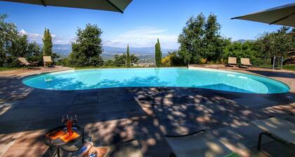 Majestic Farmhouse in Loro Ciuffenna With Pool