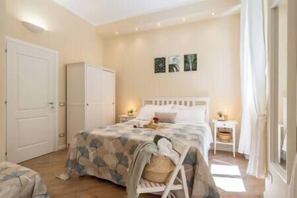 1 dormitorio, tabla de planchar con plancha, cuna de viaje y wifi
