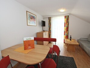 Classic Apartment, 1 Bedroom | Dining