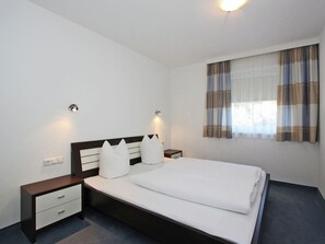 Comfort Apartment, 3 Bedrooms | 4 bedrooms, bed sheets