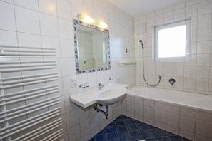 Comfort Apartment, 3 Bedrooms | Bathroom | Combined shower/tub, hair dryer - Modern Apartment in Fiss at Ski Bus Stop (Fiss)