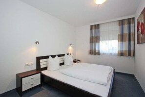 4 bedrooms, bed sheets