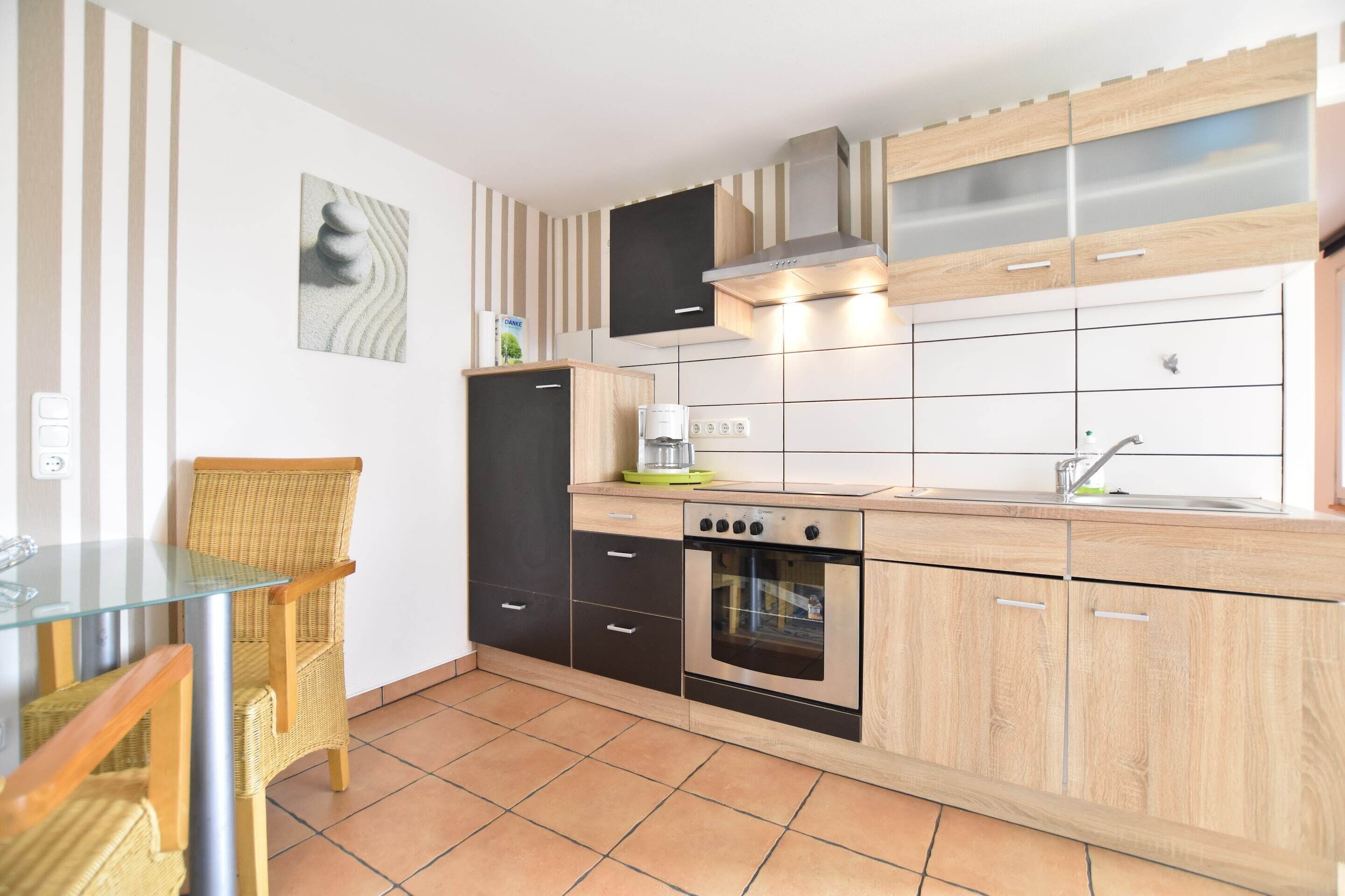 Fridge, oven, coffee/tea maker, electric kettle