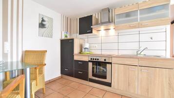 Fridge, oven, coffee/tea maker, electric kettle