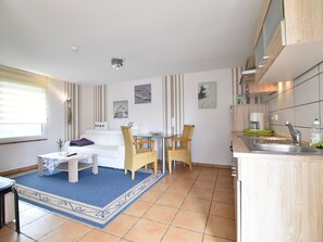 Fridge, oven, coffee/tea maker, electric kettle - Boutique Bungalow in Insel Poel With Terrace (Insel Poel)