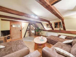 Casa clásica, 5 habitaciones | Sala de estar | Chimenea y reproductor de DVD