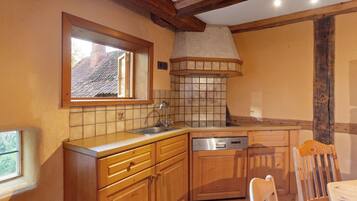 Casa Confort, 1 habitación | Cocina privada | Refrigerador, microondas, lavavajillas y cafetera y tetera