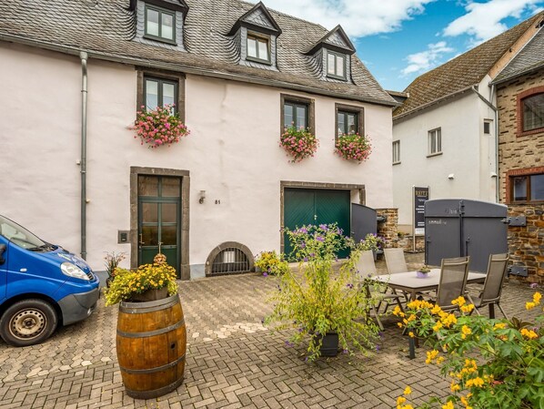 Exterior - Alluring Apartment in Ernst With Terrace and Garden (Ernst)