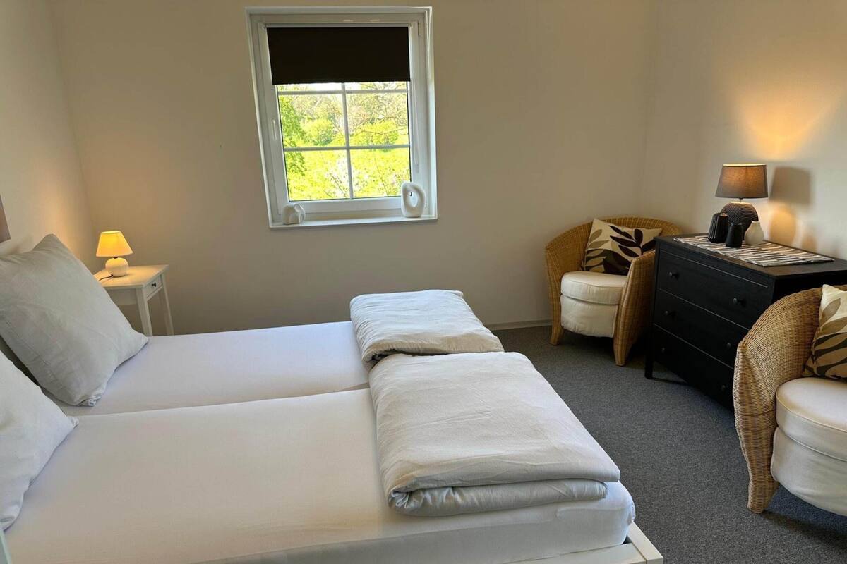 3 quartos, individualmente mobiliados, roupa de cama