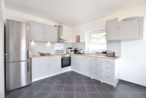 Classic House, 5 Bedrooms | Private kitchen