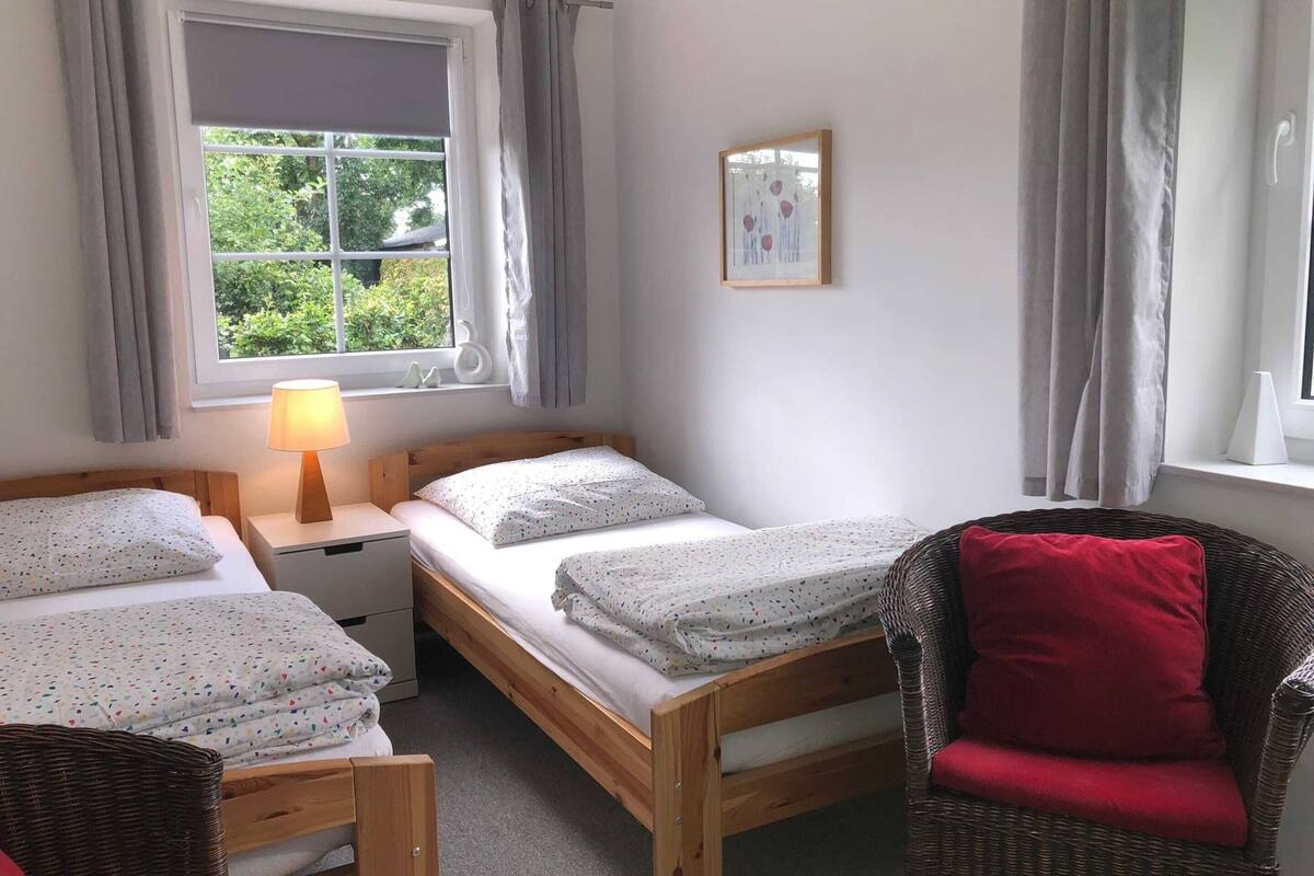 10 bedrooms, individually furnished, bed sheets