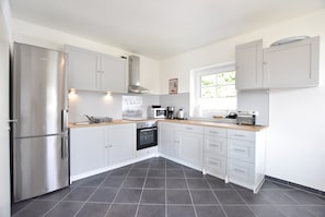 Departamento clásico, 3 habitaciones | Cocina privada | Refrigerador, microondas, horno y parrilla de estufa 