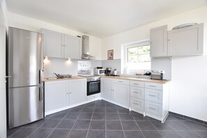 Private kitchen | Fridge, microwave, oven, stovetop - Charmante Ferienwohnung mit Terrasse in Oldenburg, Holstein (Oldenburg in Holstein)