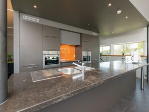 Casa clásica, varias habitaciones | Cocina privada | Frigorífico, microondas, horno y lavavajillas