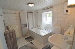 Combined shower/tub - Appealing Apartment in Ittel With Garden, Parking, Bicycles (Welschbillig)