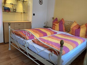 Căn hộ phong cách cổ điển, 2 phòng ngủ | 2 phòng ngủ, trang bị nội thất với thiết kế riêng biệt, bộ trải giường 