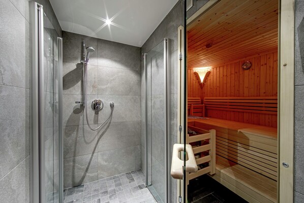 Comfort Apartment, 4 Bedrooms | Sauna - Luxurious Apartment With Sauna, Garage, Roof Terrace (Gerlos)