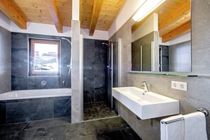 Combined shower/tub - Luxurious Apartment With Sauna, Garage, Roof Terrace (Gerlos)