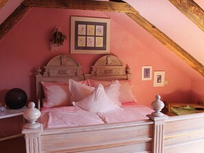 Căn hộ phong cách cổ điển, 1 phòng ngủ | 2 phòng ngủ, trang bị nội thất với thiết kế riêng biệt, bộ trải giường 