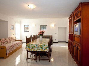 Deluxe House, 3 Bedrooms | Dining
