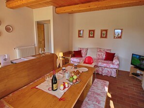 Comfort Cottage, 2 Bedrooms | Living room